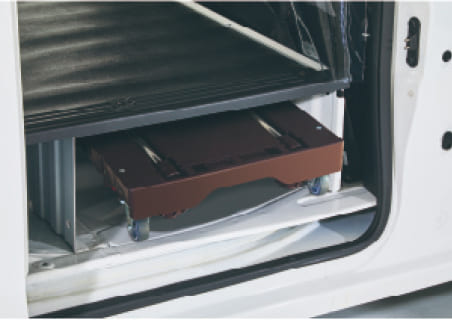 荷室下、右側面、台車スペース｜台車や脚立など収納可能